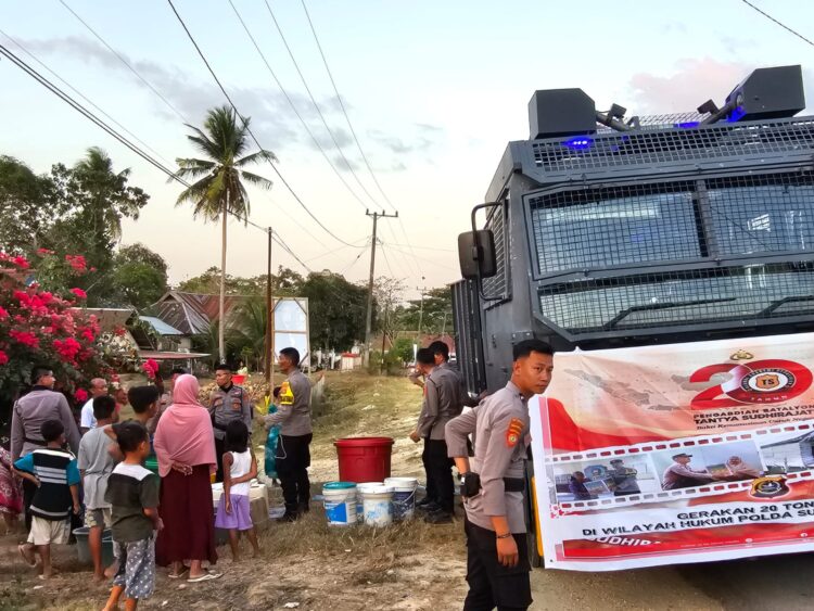 Personel Polres Konsel saat mendistribusikan air bersih