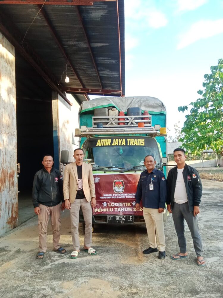 KPU Konsel saat menerima distribusi logistik Pemilu