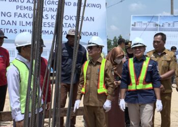 Bupati Konsel bersama Rektor UMK Kendari saat meletakkan batu pertama