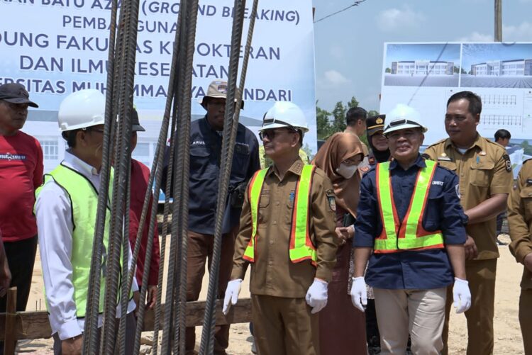 Bupati Konsel bersama Rektor UMK Kendari saat meletakkan batu pertama