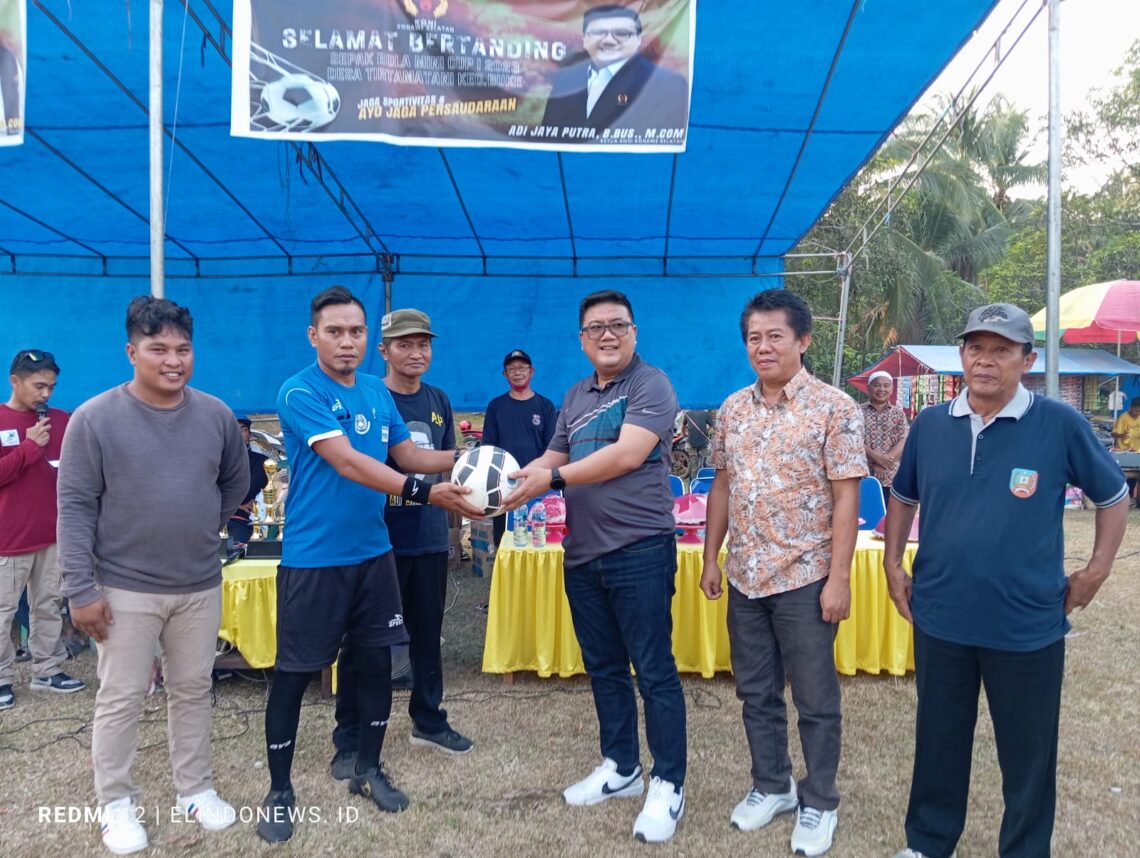 Ketua Koni Konsel Buka Turnamen Sepak Bola Mini Cup I Desa Tirta Martani 10 Ketua Koni Konsel saat membuka turnamen sepak bola Tirta Martani