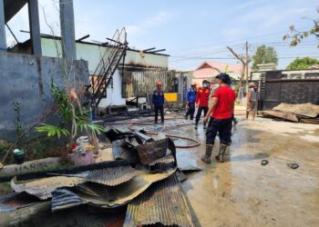 Damkar Kendari saat memadamkan kobaran api