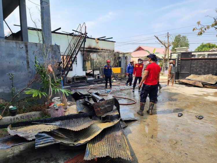 Damkar Kendari saat memadamkan kobaran api