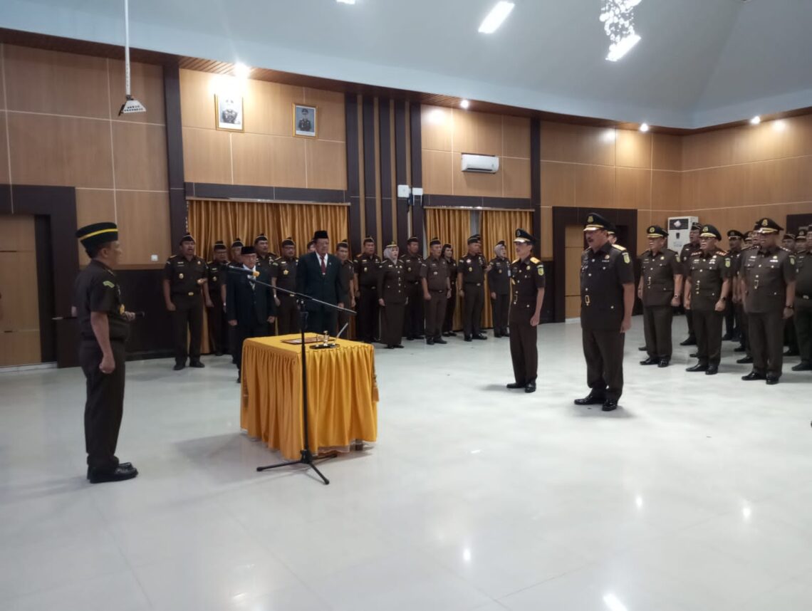 Kajati Sultra saat memimpin jalannya Sertijab