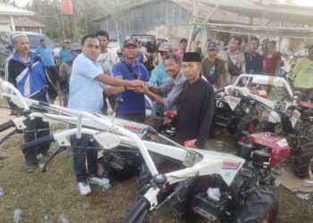 Armal saat menyerahkan bantuan hand traktor