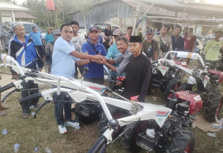 Armal saat menyerahkan bantuan hand traktor