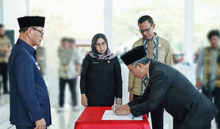 Bupati Konsel H Surunuddin Dangga saat melantik sejumlah pejabat eselon