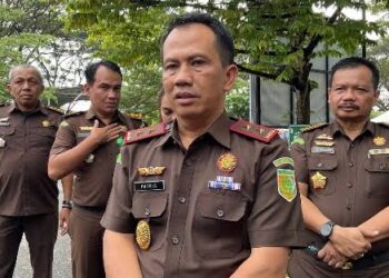 Kajati Sultra Dr. Patris Yusrian Jaya saat diwawancarai awak media