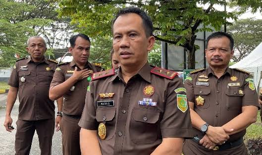 Kajati Sultra Dr. Patris Yusrian Jaya saat diwawancarai awak media