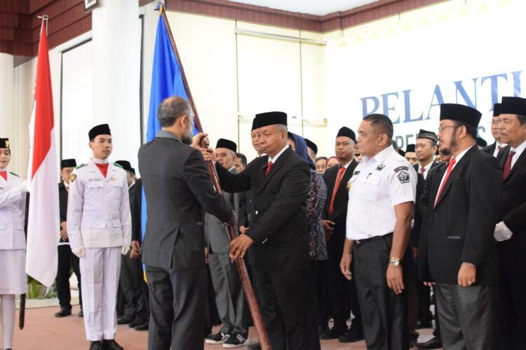 Prof. Dr. Ir. H. Andi Bahrun, M.Sc. Agric saat dilantik sebagai Ketua APTISI Sultra