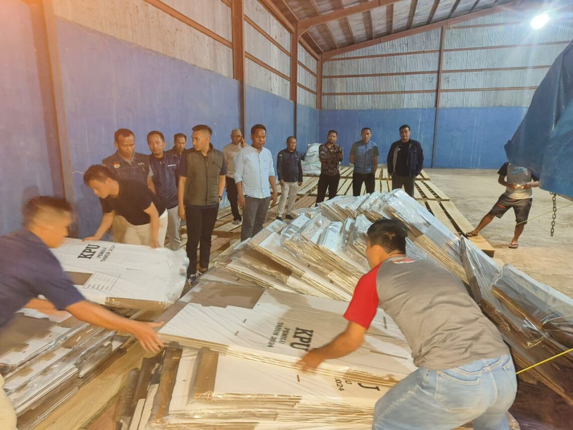 Sebanyak 5.050 Kotak Suara Berbahan Karton Duplex Tiba di KPU Konsel 10 Kotak suara Pemilu saat tiba di KPU Konsel