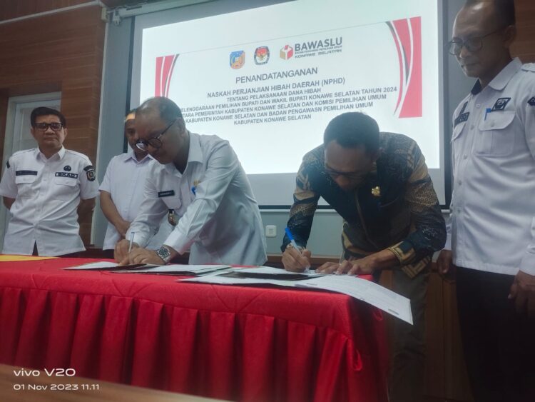 Penandatanganan NPHD antara Pemda, KPU dan Bawaslu Konsel