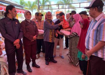 Bupati Konsel saat menyerahkan paket Sembako