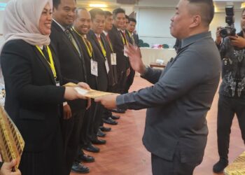 Kepala BKPSDM Sultra saat memberikan penghargaan kepada salah satu peserta PKA