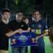 Ketua KONI Konsel saat menyerahkan bantuan pembinaan usai meresmikan Lapangan Futsal Punggaluku