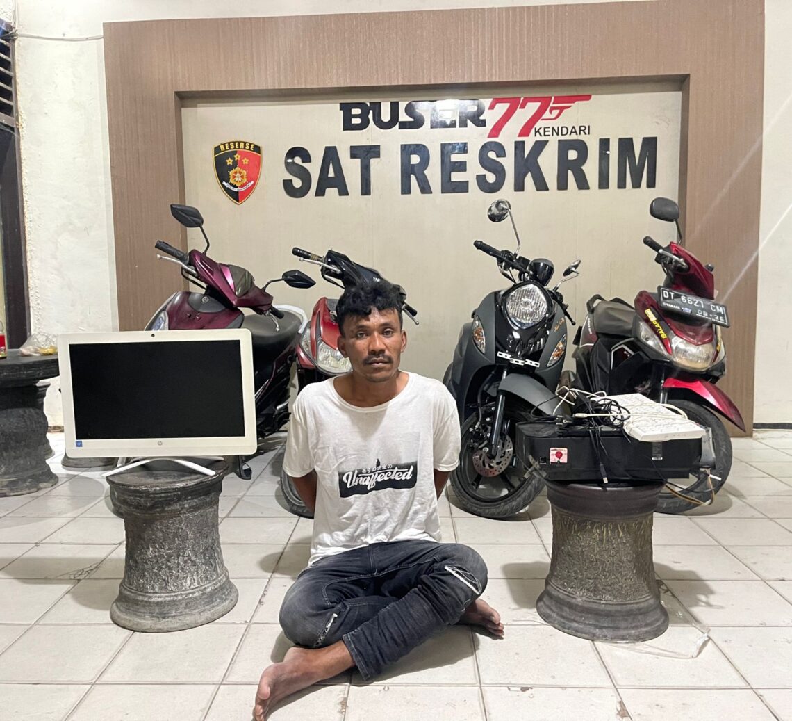 Terduga pelaku saat diamankan bersama sejumlah barang bukti