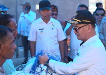 Bupati Konsel saat menyalurkan bantuan di Kecamatan Laonti