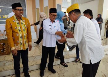 Bupati Konsel saat melepas Jemaah Umrah di Pendopo Rujab Bupati