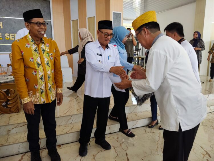 Bupati Konsel saat melepas Jemaah Umrah di Pendopo Rujab Bupati