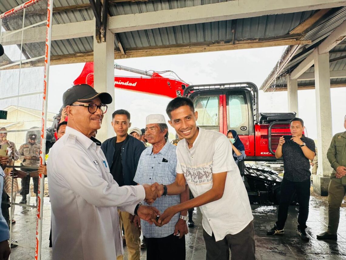 Tingkatkan Produksi Ikan, Pemkab Konsel Beri Bantuan Nelayan Pesisir 10 Bupati Konsel H Surunuddin Dangga saat menyerahkan bantuan kepada nelayan