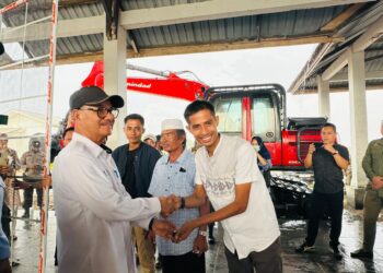 Bupati Konsel H Surunuddin Dangga saat menyerahkan bantuan kepada nelayan