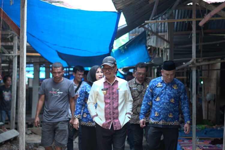 Bupati Konsel saat Sidak di pasar Ranomeeto