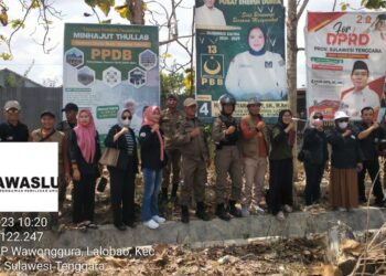 Satpol-PP bersama Bawaslu Konsel saat menurukan sejumlah baliho Parpol