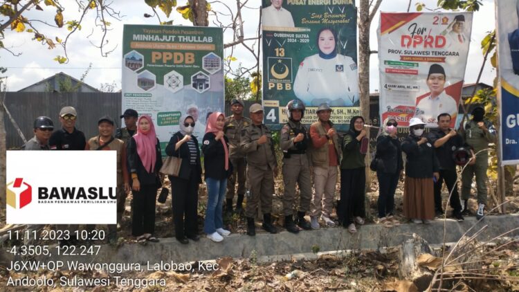 Satpol-PP bersama Bawaslu Konsel saat menurukan sejumlah baliho Parpol