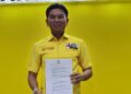 Irham Kalenggo saat menunjukan surat tugas dari DPP Golkar sebagai bakal calon Bupati Konsel