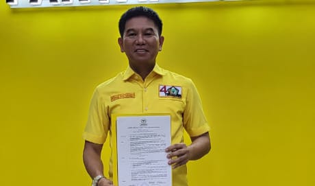 Irham Kalenggo saat menunjukan surat tugas dari DPP Golkar sebagai bakal calon Bupati Konsel