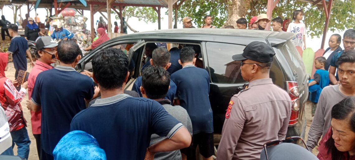 Seorang Pria Meninggal Akibat Tenggelam di Pantai Toronipa 10 Korban saat hendak di larikan ke RS terdekat akibat tenggelam
