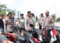 Polisi saat menunjukan sejumlah BB kendaraan roda dua yang berhasil diamankan dari tujuh pelaku