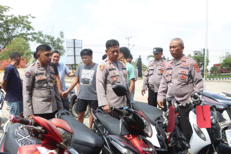 Polisi saat menunjukan sejumlah BB kendaraan roda dua yang berhasil diamankan dari tujuh pelaku