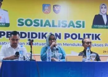 Kesbangpol Konsel saat sosialisasi pendidikan politik