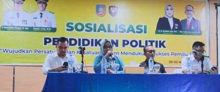 Kesbangpol Konsel saat sosialisasi pendidikan politik