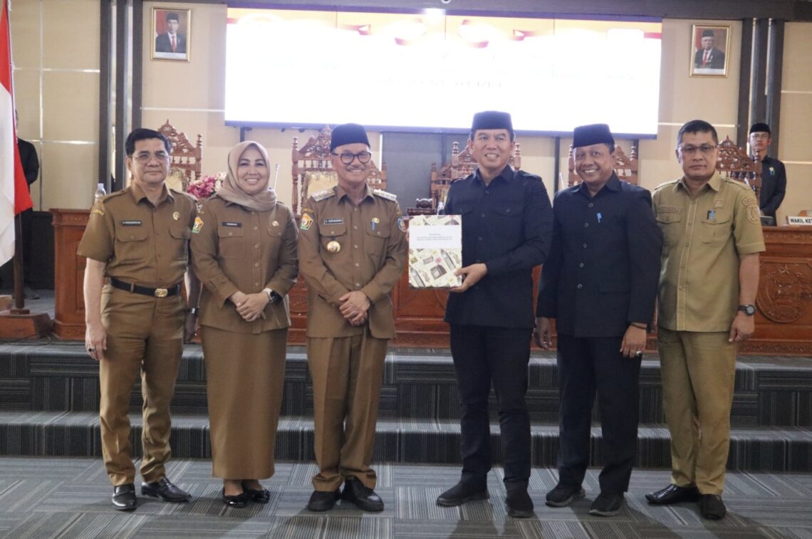 Pemda Konsel Serahkan RAPBD Konsel Tahun 2024 Kepada DPRD 10 Bupati Konsel saat menyerahkan RAPBD kepada DPRD