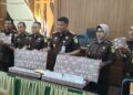 Kejari Kendari saat menunjukan sejumlah uang yang berhasil disita