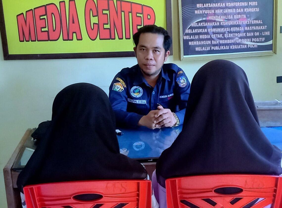 Kasus Anak di Konsel Meningkat Menjadi 93, Peksos Soroti Pola Asuh Orang Tua 10 Helpin saat mendampingi salah satu kasus anak di Konsel