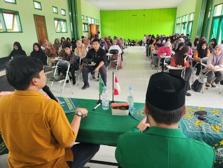 Wakil Ketua KI Pusat saat memberikan kuliah umum