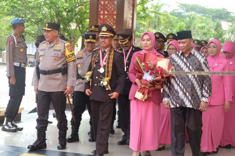 Suasana pelaksanaan upacara wisuda purna bakti 30 personel Polri