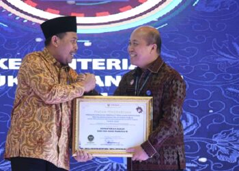 Kemenkumham saat menerima penghargaan dari Ombudsman RI