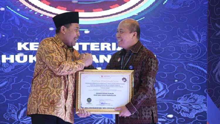 Kemenkumham saat menerima penghargaan dari Ombudsman RI