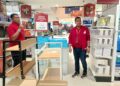 Area Manager Syahril Ningki (kanan) bersama manager store ACE Kendari Rahmat (kiri), saat menjelaskan terkait promo harga super ringan