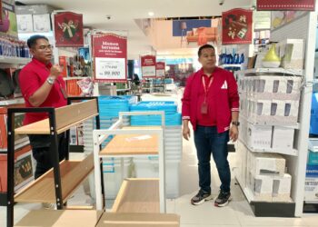 Area Manager Syahril Ningki (kanan) bersama manager store ACE Kendari Rahmat (kiri), saat menjelaskan terkait promo harga super ringan