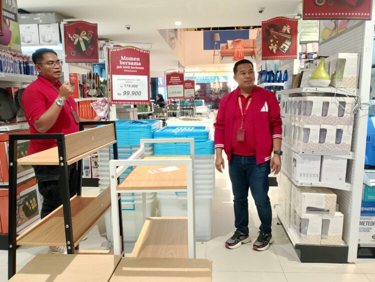 Area Manager Syahril Ningki (kanan) bersama manager store ACE Kendari Rahmat (kiri), saat menjelaskan terkait promo harga super ringan