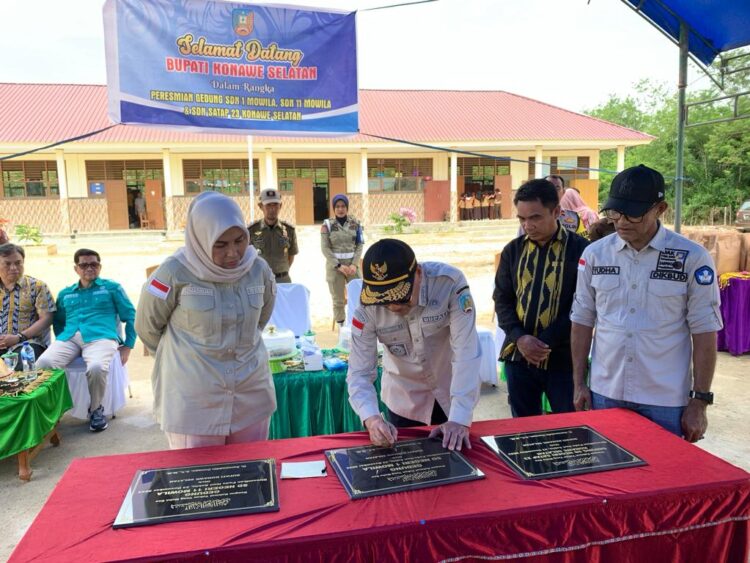 Bupati Konsel H. Surunuddin Dangga didampingi Sekda Konsel dan Kepala Diknas Konsel saat menandatangani prasasti