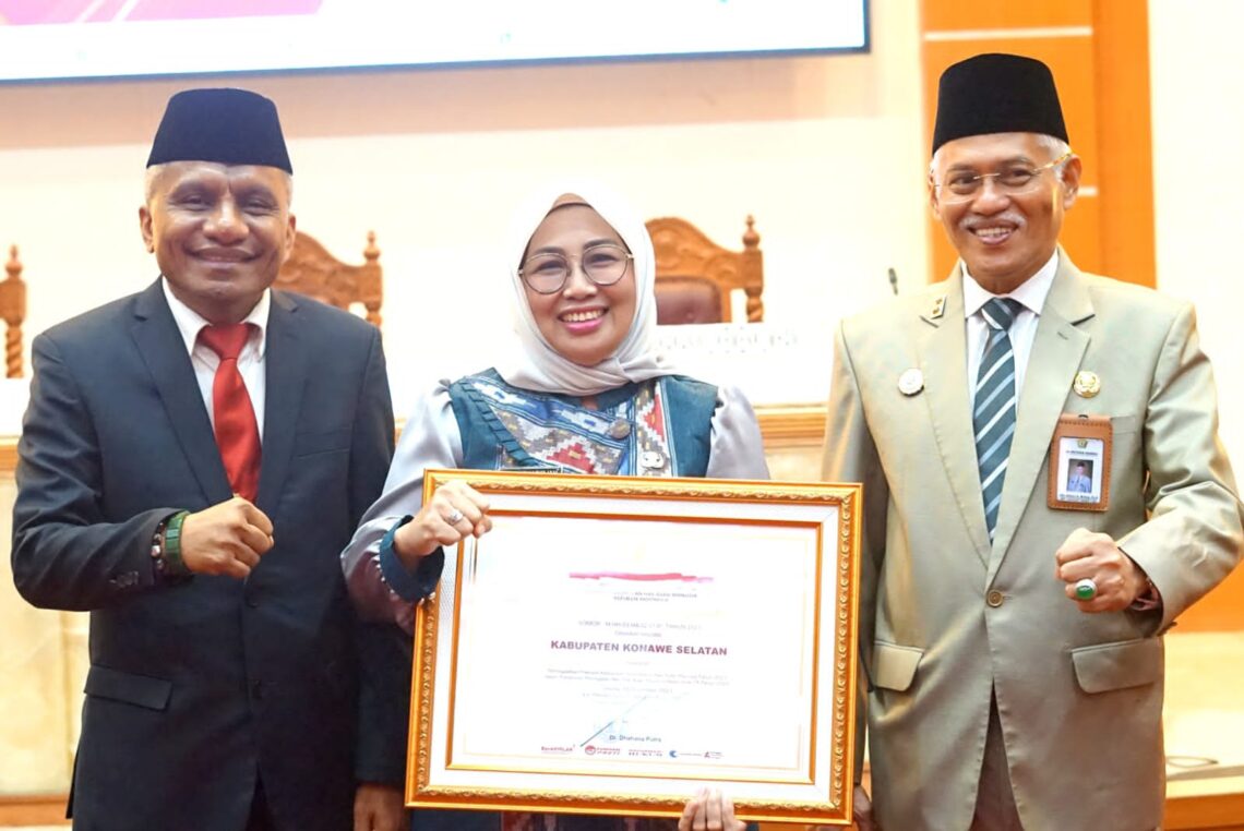 Pemkab Konsel Kembali Diganjar Penghargaan Kabupaten Peduli HAM 10 Sekretaris Daerah Konsel Hj St Chadidjah saat menerima penghargaan Kabupaten Peduli HAM