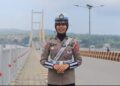 Bripda Yanti saat melaporkan terkait arus lalu lintas di sekitar Jembatan Teluk Kendari