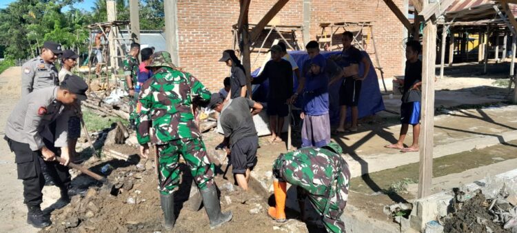 Polsek Watumeeto bersama Babinsa dan warga Kecamatan lainea saat melaksanakan kerja bakti