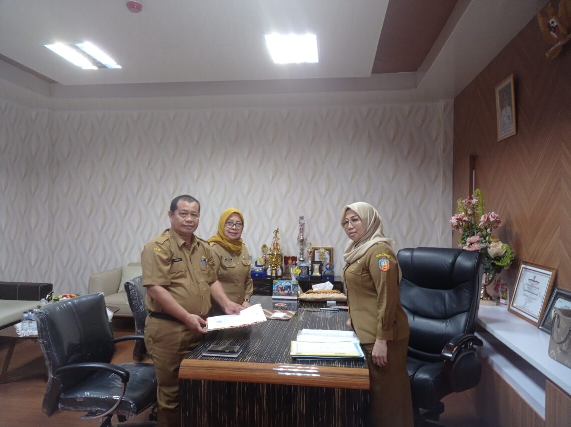 Sekda Konsel Serahkan SK Tiga Plt Kepala OPD 10 Sekda Konsel saat menyerahkan SK kepada tiga Plt Kepala OPD